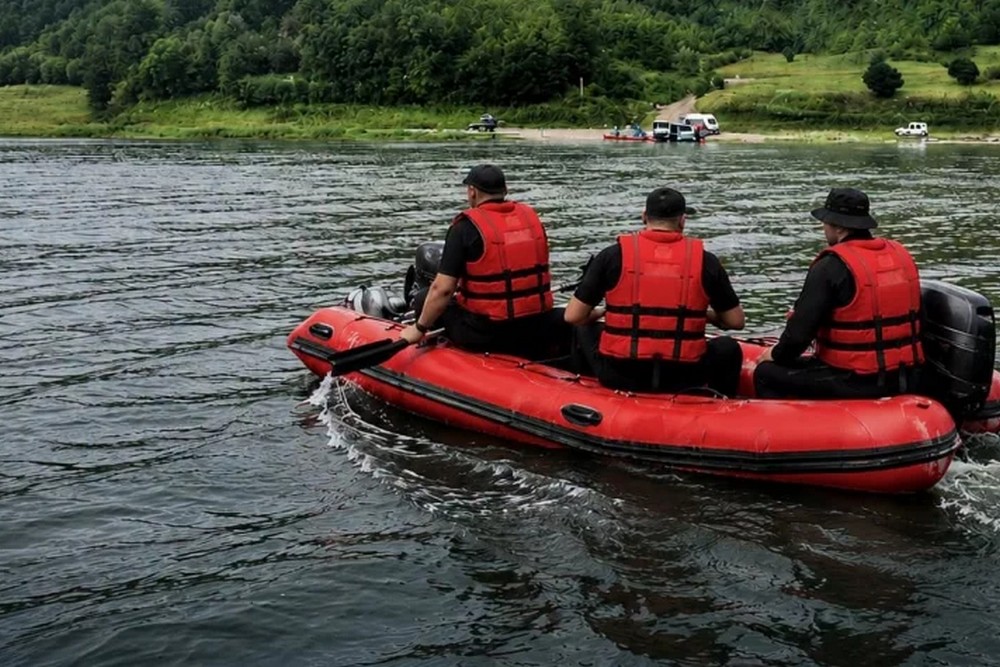Кинувся рятувати синів і сам зник під водою: подробиці трагедії на Буковині, що відомо про родину, яку спіткало страшне горе