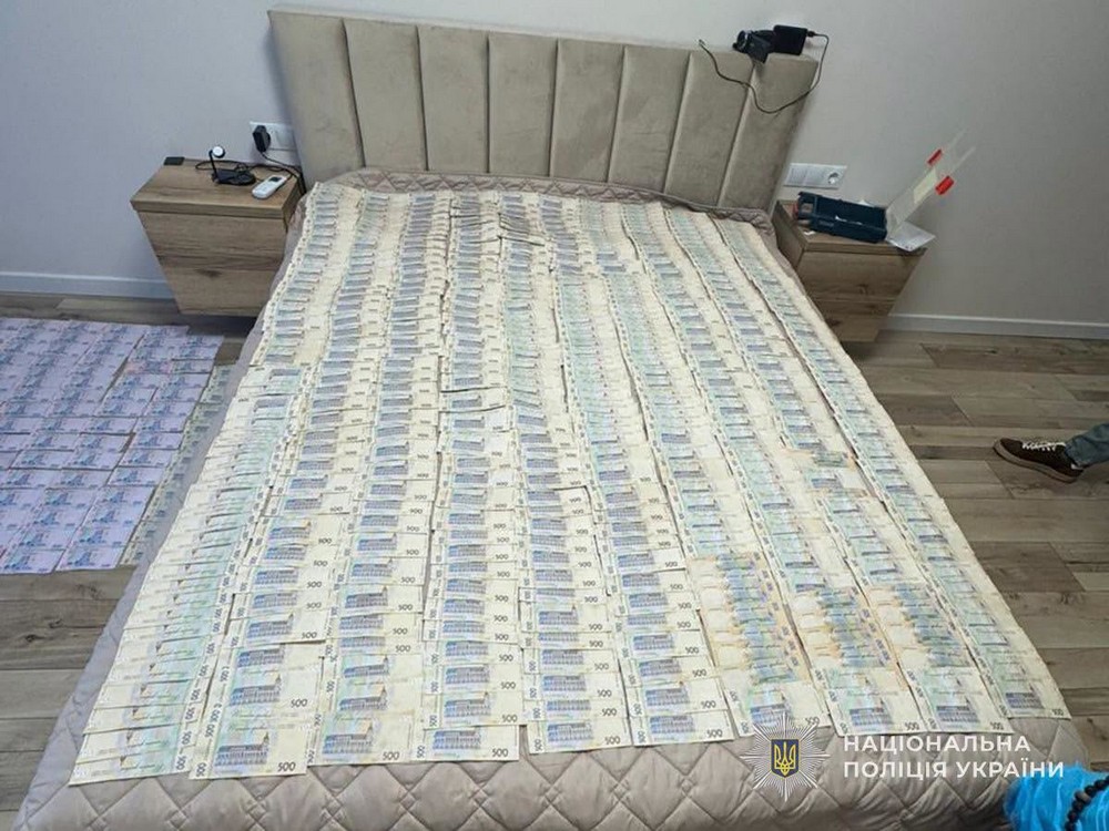 Медики вимагали гроші за лікування у пацієнтів. На жаль, це не поодинокий випадок в Україні. Але іноді все ж вдається притягнути винних до відповідальності.  Про подію повідомили у поліції. Повідомлено про підозру трьом лікарям у Сумах.