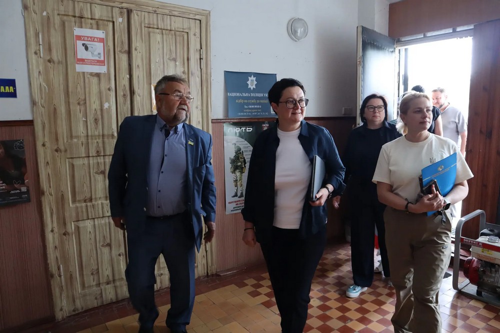 Як на Дніпропетровщині допомагають евакуйованим, перевірили заступниця міністра