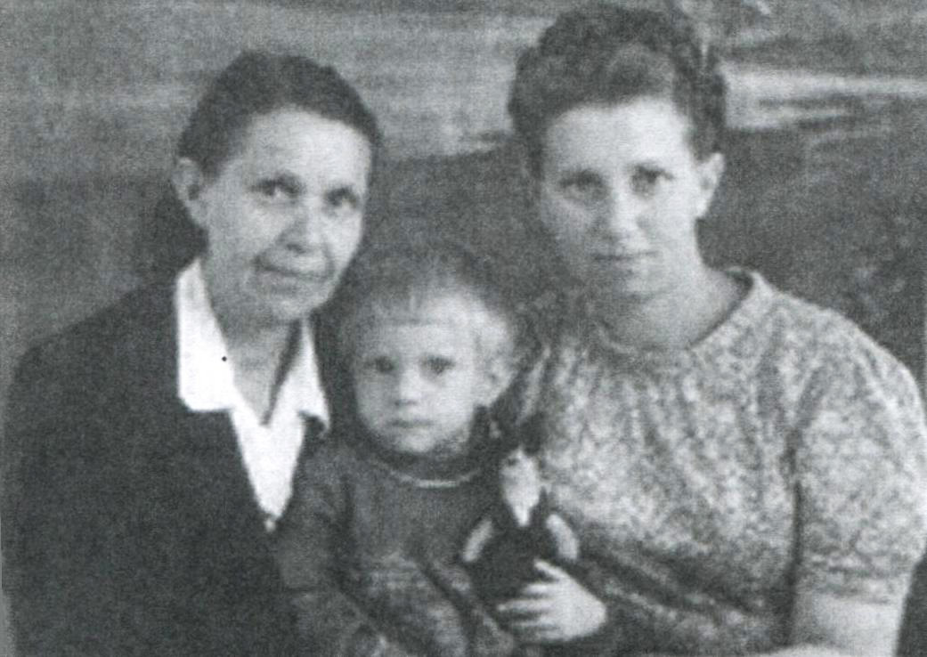 Сімֹ’я Оскілка: Клавдія Костянтинівна Оскілко, донька Наталія Володимирівна та внучка Оксана (з кн. Є. Шморгуна «Громове дерево»)