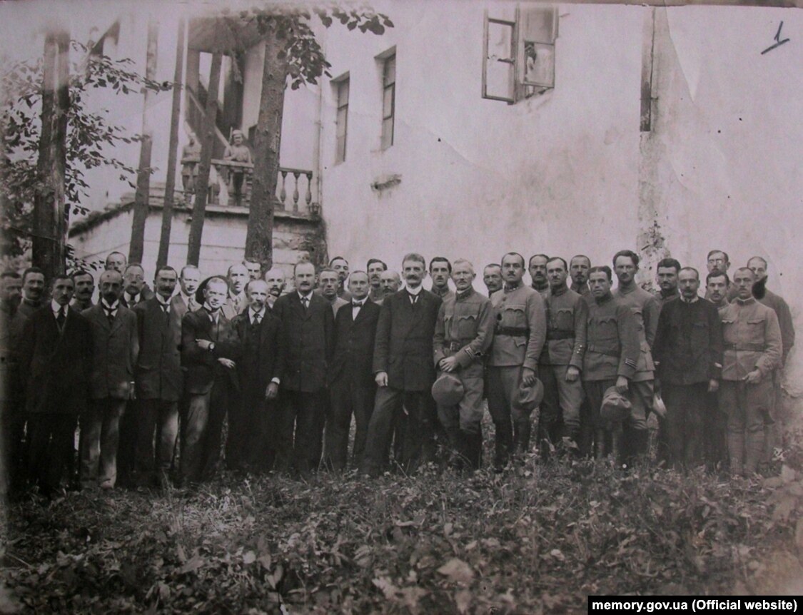 Євген Петрушевич (в центрі) із галицькими урядовцями та військовими. Кам’янець-Подільский, 1919 рік Євген Петрушевич (в центрі) із галицькими урядовцями та військовими. Кам’янець-Подільский, 1919 рік