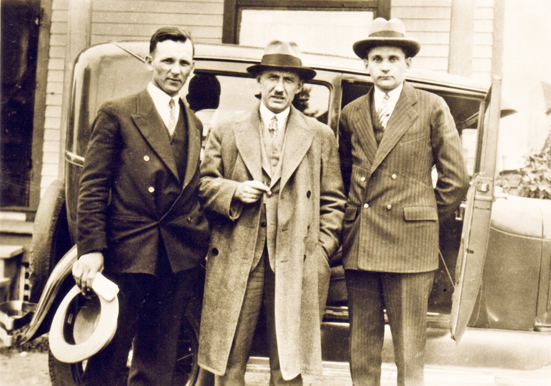 Євген Коновалець (по центру) із невідомими, 1930-і роки