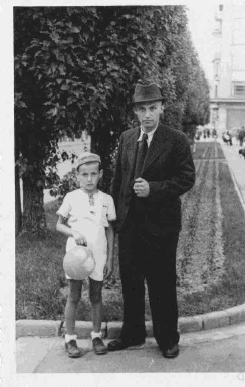 Михайло Сорока з сином Богданом. Львів, 1949 рік Михайло Сорока з сином Богданом. Львів, 1949 рік