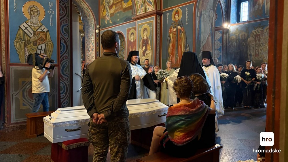 Мама одягнула прикрасу, яку син  зробив лівою рукою: у Києві сьогодні прощалися з 12-річним Гришею, вбитим під час ДТП (відео)