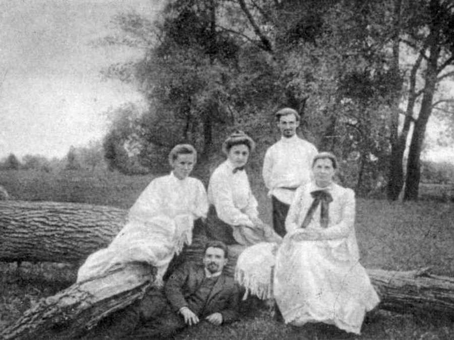 Леся Українка (ліворуч) та Олена Пчілка серед знайомих. Зелений Гай. Фото 1904-1905 роки