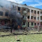 Пошкоджено понад 20 багатоповерхівок, є поранені – окупанти скинули три КАБи на Слов’янськ (фото, відео)