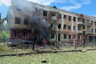 Пошкоджено понад 20 багатоповерхівок, є поранені – окупанти скинули три КАБи на Слов’янськ (фото, відео)
