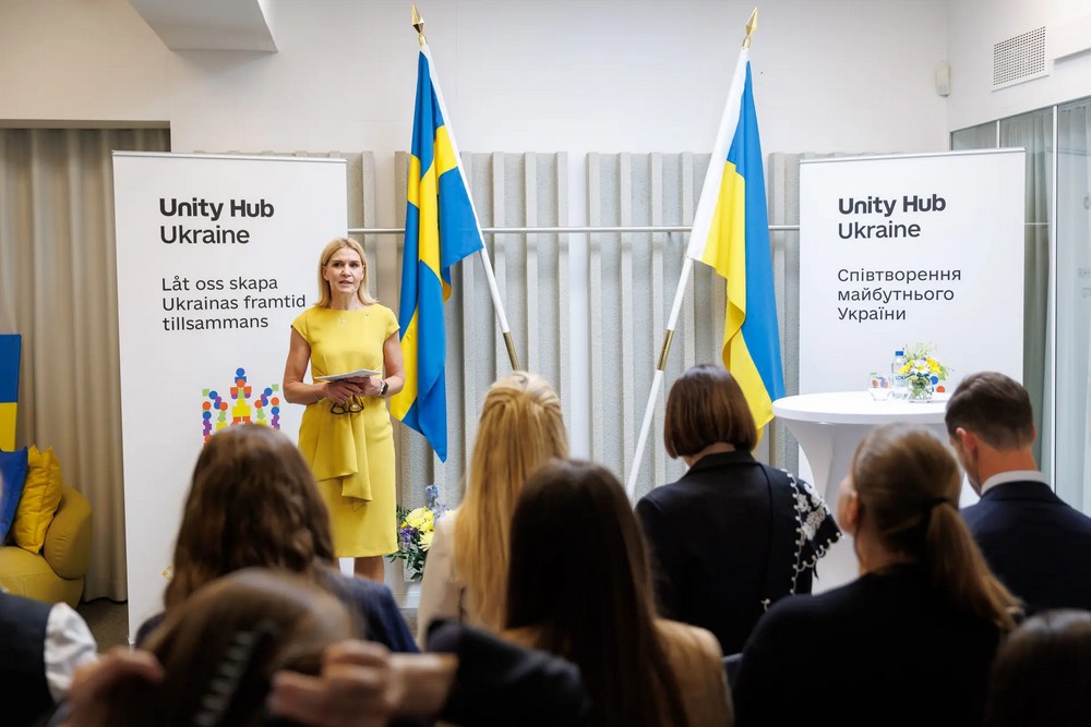 Офіційно відкрився Центр єдності українців у Стокгольмі. Розповідаємо, яку допомогу можуть отримати там громадяни України і куди та коли можна звертатися.