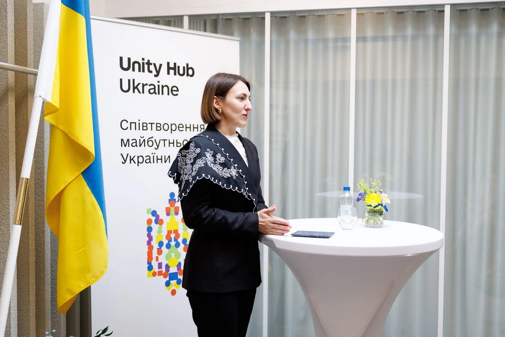Офіційно відкрився Центр єдності українців у Стокгольмі. Розповідаємо, яку допомогу можуть отримати там громадяни України і куди та коли можна звертатися.