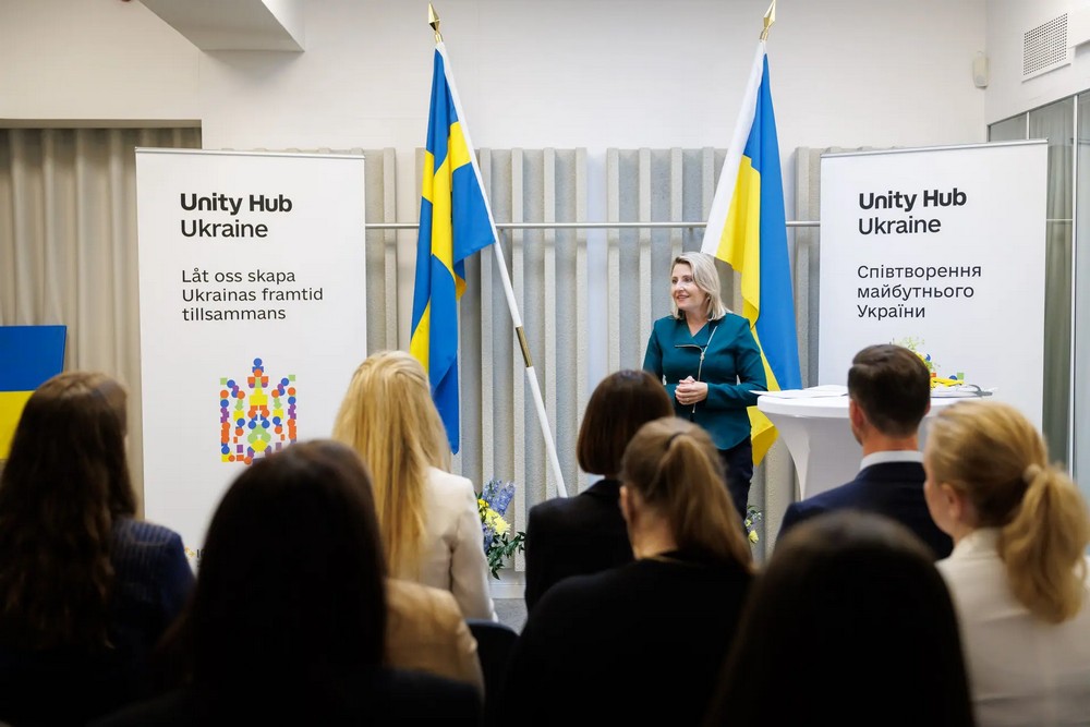 Офіційно відкрився Центр єдності українців у Стокгольмі. Розповідаємо, яку допомогу можуть отримати там громадяни України і куди та коли можна звертатися.