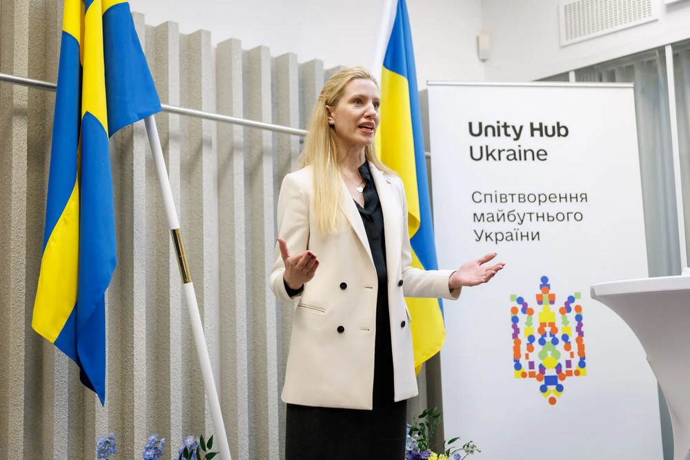Офіційно відкрився Центр єдності українців у Стокгольмі. Розповідаємо, яку допомогу можуть отримати там громадяни України і куди та коли можна звертатися.