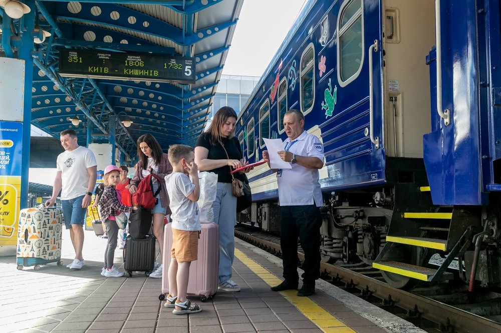 УЗ збільшує кількість дитячих вагонів: список потягів, де доступна послуга (фото) УЗ збільшує кількість дитячих вагонів: список потягів, де доступна послуга (фото)