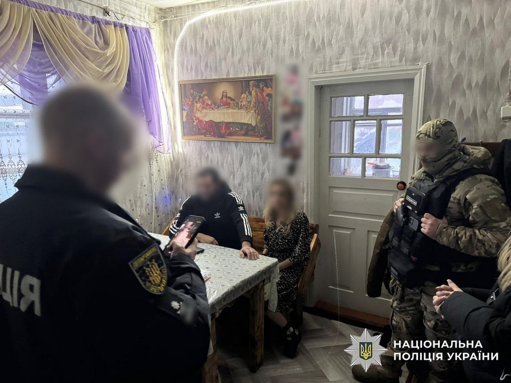 Шахрайки на Кіровоградщині робили «бізнес» на чужому горі. Вони обіцяли оформлення компенсацій родинам полеглих і зниклих безвісти військових, а натомість виманювали гроші.