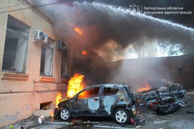 Ворог вдарив по центру Запоріжжя: кількість постраждалих зростає (фото, відео)