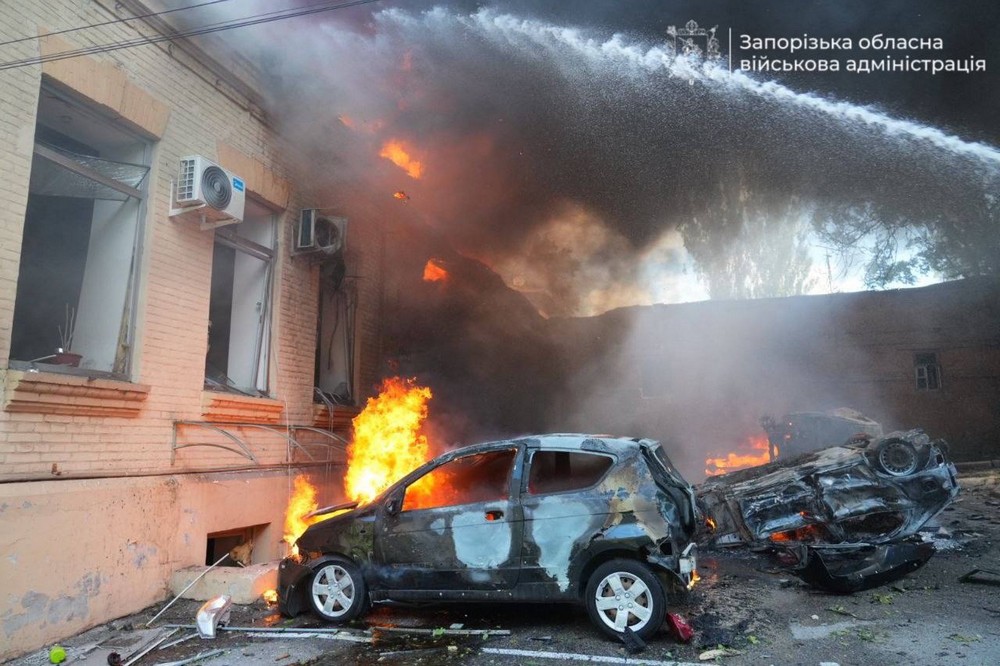 Ворог вдарив по центру Запоріжжя: кількість постраждалих зростає (фото, відео) 1 Ворог вдарив по центру Запоріжжя: кількість постраждалих зростає (фото, відео)