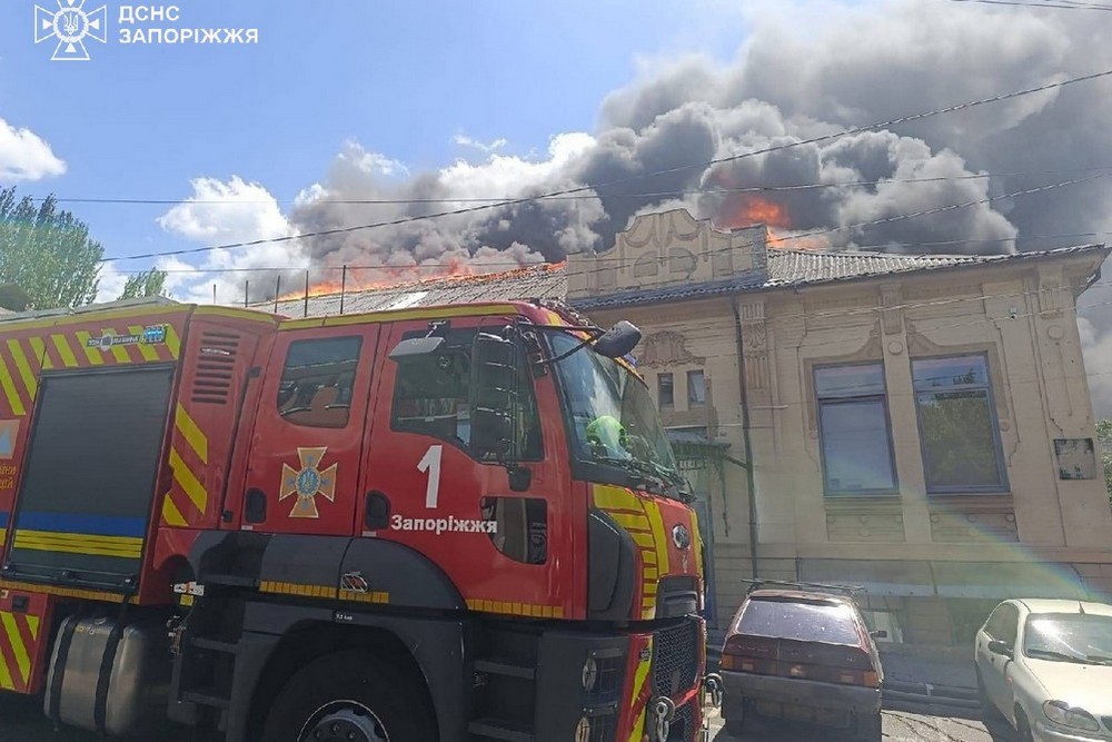 Ворог вдарив по центру Запоріжжя вдень 26 червня. Кількість постраждалих зростає. Оприлюднено моторошні фото і відео наслідків підступного удару.