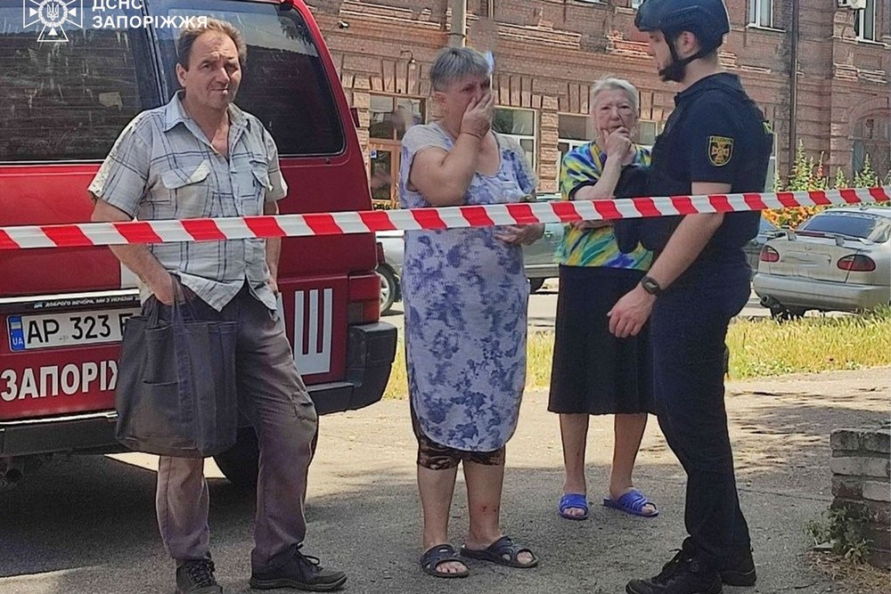 Ворог вдарив по центру Запоріжжя вдень 26 червня. Кількість постраждалих зростає. Оприлюднено моторошні фото і відео наслідків підступного удару.