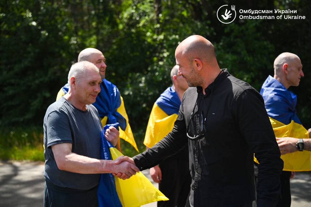 Сім цивільних українців повернулися додому з російської неволі (фото, відео)