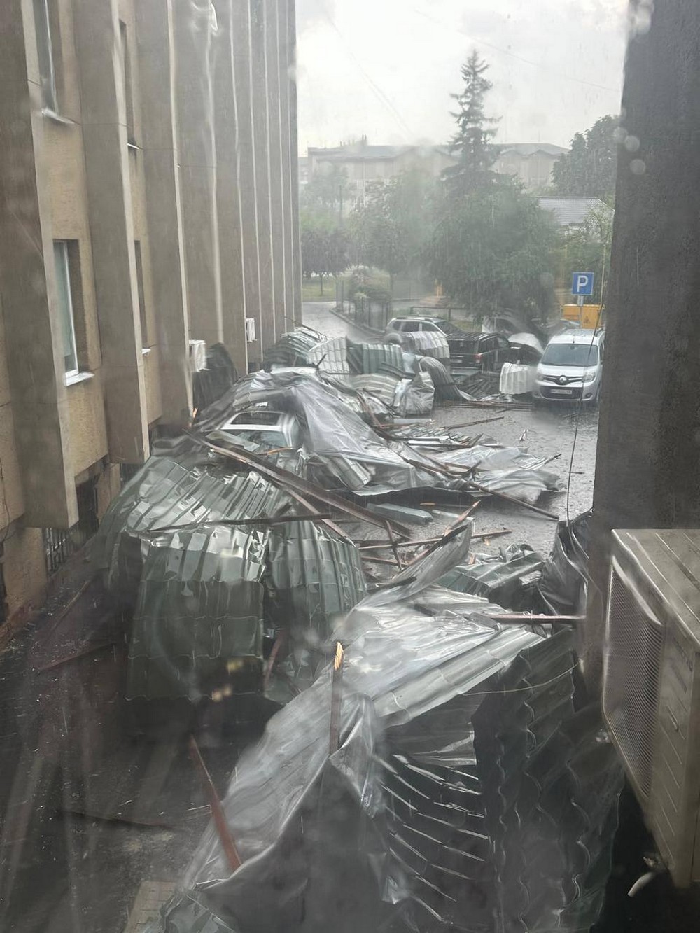 Блискавка влучила у 6-річну дівчинку: негода у Львові сьогодні накоїла біди (фото, відео)