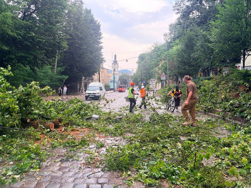 Блискавка влучила у 6-річну дівчинку: негода у Львові сьогодні накоїла біди (фото, відео)