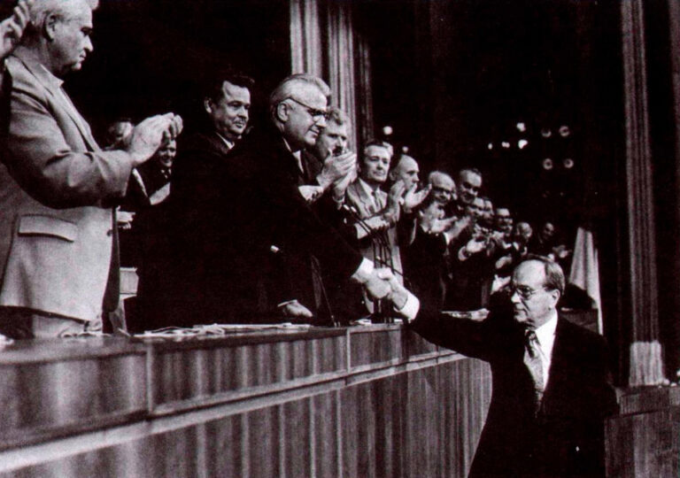 Микола Плав’юк, 22 серпня 1992 року. Учасники зібрання вітали Президента УНР в екзилі стоячи