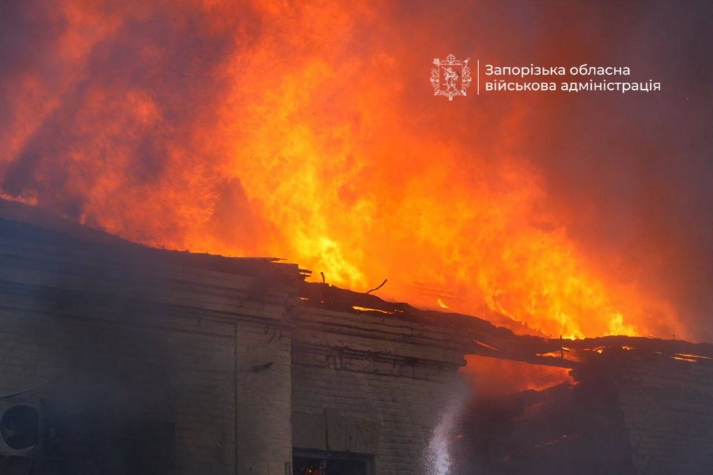 Ворог вдарив по центру Запоріжжя кількість постраждалих зростає (фото, відео) (10)