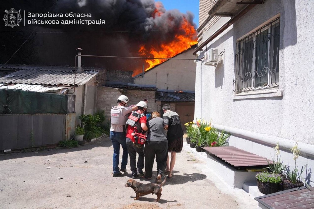 Ворог вдарив по центру Запоріжжя кількість постраждалих зростає (фото, відео) (11)