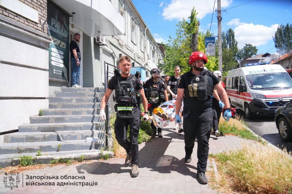 Ворог вдарив по центру Запоріжжя кількість постраждалих зростає (фото, відео) (12)