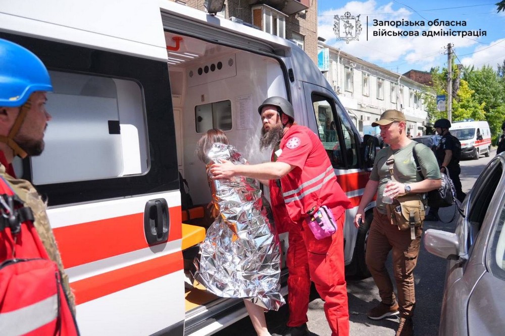 Ворог вдарив по центру Запоріжжя кількість постраждалих зростає (фото, відео) (2)