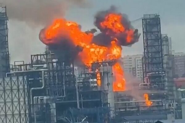 Цієї ночі наші далекобійні санкції знову дійшли до Московського регіону: Зеленський розповів про результати атаки на Росію
