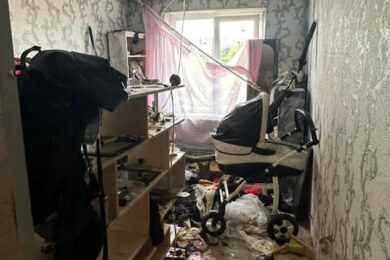 Заморила доньку голодом, а потім мертве немовля у візочку просто перевезла до іншого гуртожитку: у Дніпрі затримали горе-матір