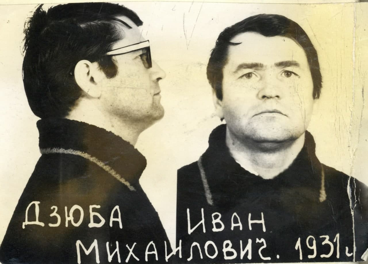 Офіційна світлина КДБ Івана Дзюби перед арештом у 1973 році Офіційна світлина КДБ Івана Дзюби перед арештом у 1973 році