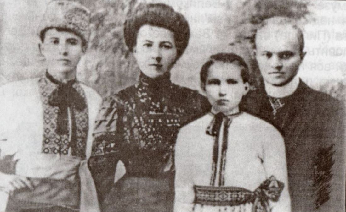 Родина Семена Стецька: син Омелян, дружина Теодозія, Ярослав, отець Семен Родина Семена Стецька: син Омелян, дружина Теодозія, Ярослав, отець Семен
