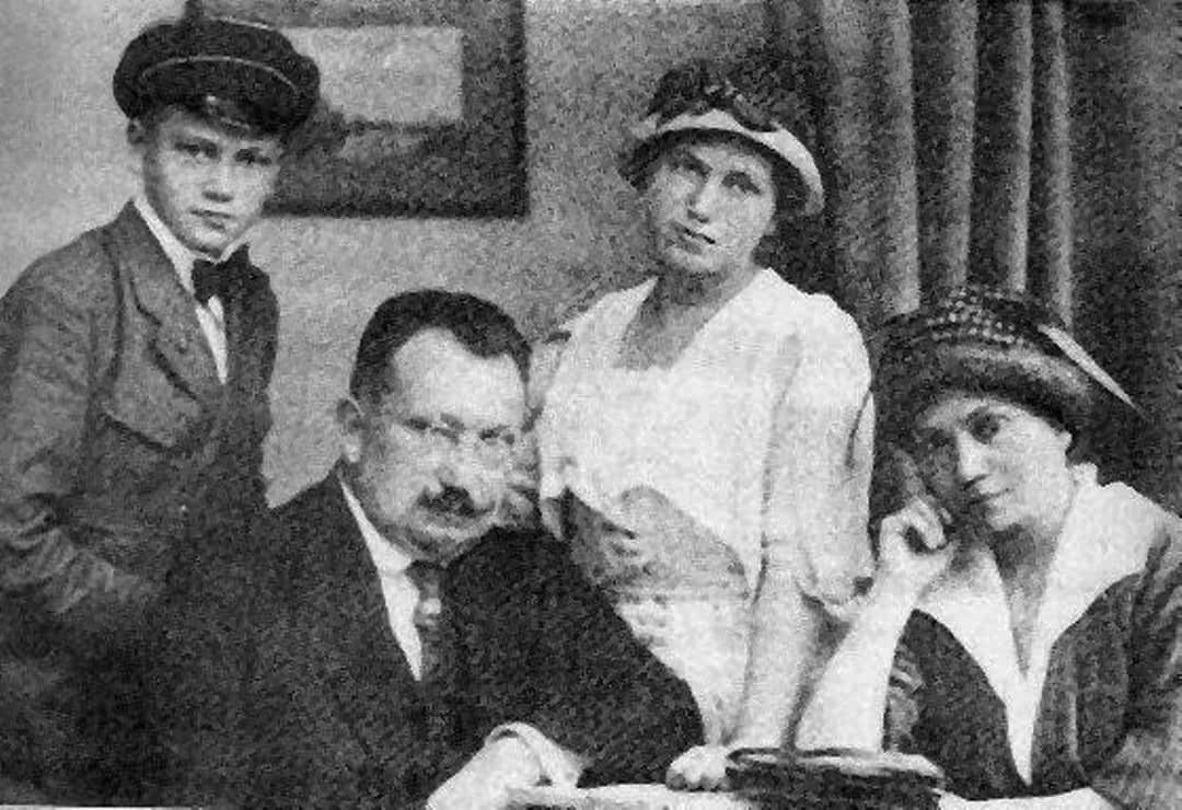 Сім'я Лівицьких - підліток Коля, Андрій Миколайович, дочка Наталя і мати Марія Варфоломіївна, 1920 р.