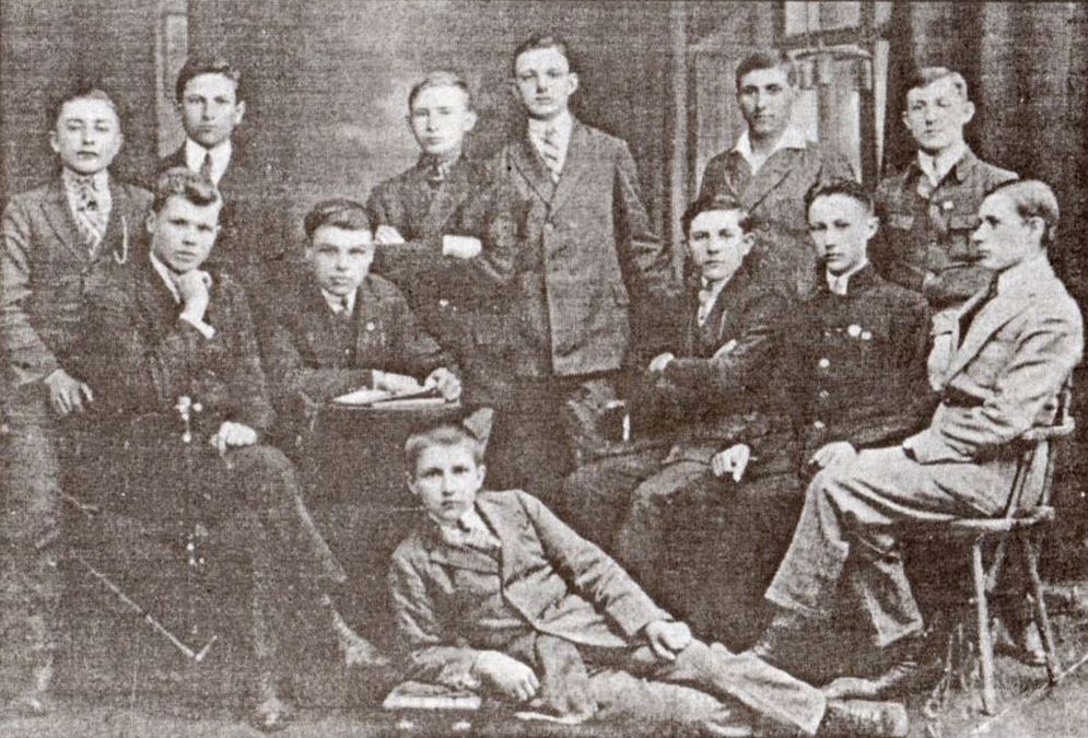 Стецько серед друзів-гімназистів (1927) Стецько серед друзів-гімназистів (1927)
