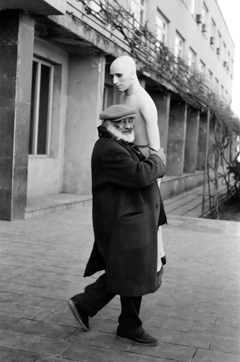 Сергій Параджанов у дворі кіностудії "Грузія-фільм". Лютий, 1988 Сергій Параджанов у дворі кіностудії "Грузія-фільм". Лютий, 1988