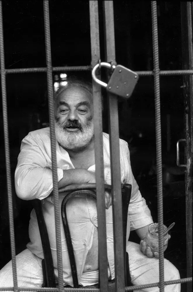 Сергій Параджанов за ґратчастими дверима своєї кімнати. Серпень 1985-го Сергій Параджанов за ґратчастими дверима своєї кімнати. Серпень 1985-го