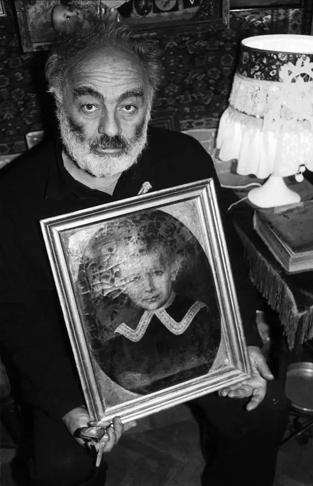 Сергій Параджанов у себе вдома позує із подарованим йому портретом невідомого хлопчика. Грудень 1984-го Сергій Параджанов у себе вдома позує із подарованим йому портретом невідомого хлопчика. Грудень 1984-го