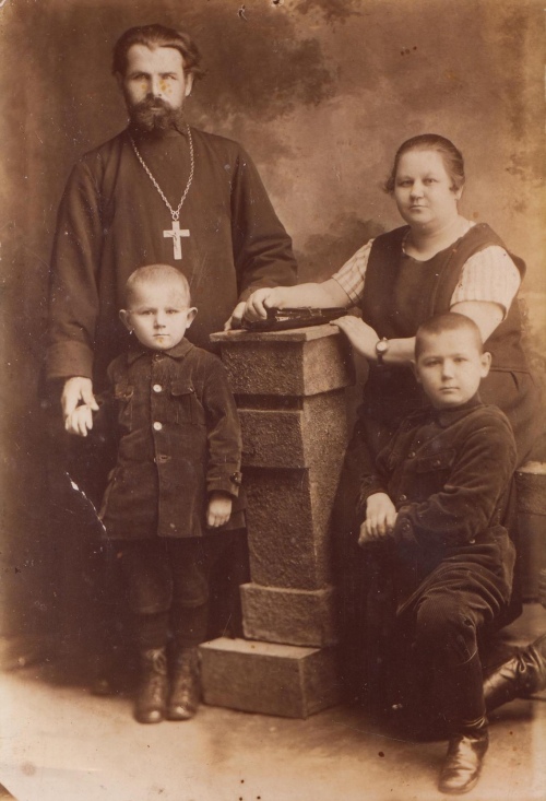 Родина Штулів, фото початку 1920-х років. Олег біля матері Антоніни, брат Василь з батьком Данилом