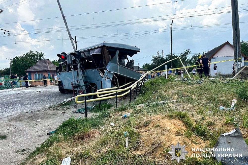 За попередніми даними, 4 людей загинули унаслідок зіткнення потяга з маршруткою. Крім того, є травмовані, їм надають необхідну медичну допомогу. Дорожньо-транспортна пригода за участю потяга та маршрутного автобуса сталася сьогодні, 2 липня, близько 13:55 у селищі Квасилів. На місці події працюють поліцейські та всі екстрені служби. Обставини трагедії встановлюються. За попередніми даними, 4 людей загинули унаслідок зіткнення потяга з маршруткою. Крім того, є травмовані, їм надають необхідну медичну допомогу. Дорожньо-транспортна пригода за участю потяга та маршрутного автобуса сталася сьогодні, 2 липня, близько 13:55 у селищі Квасилів. На місці події працюють поліцейські та всі екстрені служби. Обставини трагедії встановлюються.