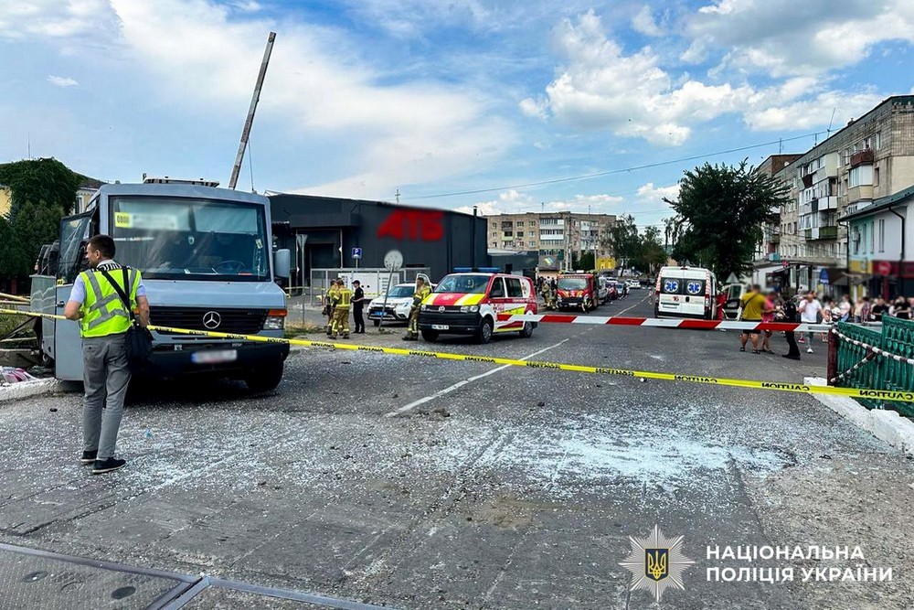 За попередніми даними, 4 людей загинули унаслідок зіткнення потяга з маршруткою. Крім того, є травмовані, їм надають необхідну медичну допомогу. Дорожньо-транспортна пригода за участю потяга та маршрутного автобуса сталася сьогодні, 2 липня, близько 13:55 у селищі Квасилів. На місці події працюють поліцейські та всі екстрені служби. Обставини трагедії встановлюються. За попередніми даними, 4 людей загинули унаслідок зіткнення потяга з маршруткою. Крім того, є травмовані, їм надають необхідну медичну допомогу. Дорожньо-транспортна пригода за участю потяга та маршрутного автобуса сталася сьогодні, 2 липня, близько 13:55 у селищі Квасилів. На місці події працюють поліцейські та всі екстрені служби. Обставини трагедії встановлюються.
