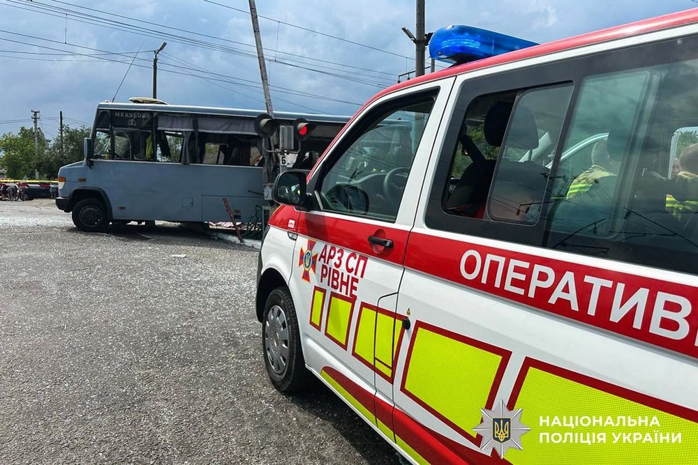 За попередніми даними, 4 людей загинули унаслідок зіткнення потяга з маршруткою. Крім того, є травмовані, їм надають необхідну медичну допомогу. Дорожньо-транспортна пригода за участю потяга та маршрутного автобуса сталася сьогодні, 2 липня, близько 13:55 у селищі Квасилів. На місці події працюють поліцейські та всі екстрені служби. Обставини трагедії встановлюються. За попередніми даними, 4 людей загинули унаслідок зіткнення потяга з маршруткою. Крім того, є травмовані, їм надають необхідну медичну допомогу. Дорожньо-транспортна пригода за участю потяга та маршрутного автобуса сталася сьогодні, 2 липня, близько 13:55 у селищі Квасилів. На місці події працюють поліцейські та всі екстрені служби. Обставини трагедії встановлюються.