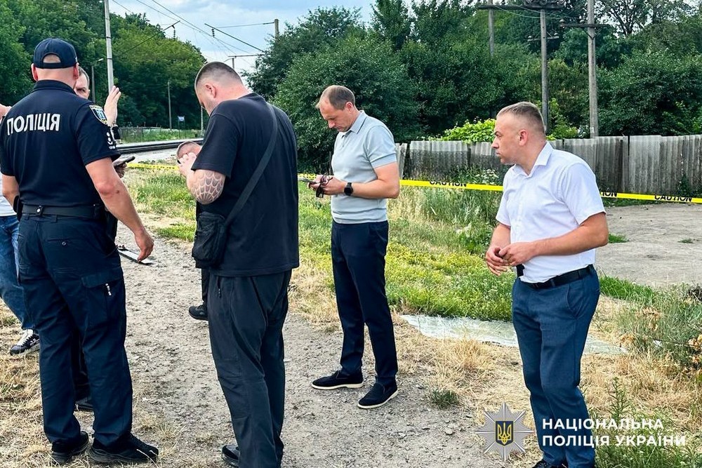 За попередніми даними, 4 людей загинули унаслідок зіткнення потяга з маршруткою. Крім того, є травмовані, їм надають необхідну медичну допомогу. Дорожньо-транспортна пригода за участю потяга та маршрутного автобуса сталася сьогодні, 2 липня, близько 13:55 у селищі Квасилів. На місці події працюють поліцейські та всі екстрені служби. Обставини трагедії встановлюються. За попередніми даними, 4 людей загинули унаслідок зіткнення потяга з маршруткою. Крім того, є травмовані, їм надають необхідну медичну допомогу. Дорожньо-транспортна пригода за участю потяга та маршрутного автобуса сталася сьогодні, 2 липня, близько 13:55 у селищі Квасилів. На місці події працюють поліцейські та всі екстрені служби. Обставини трагедії встановлюються.