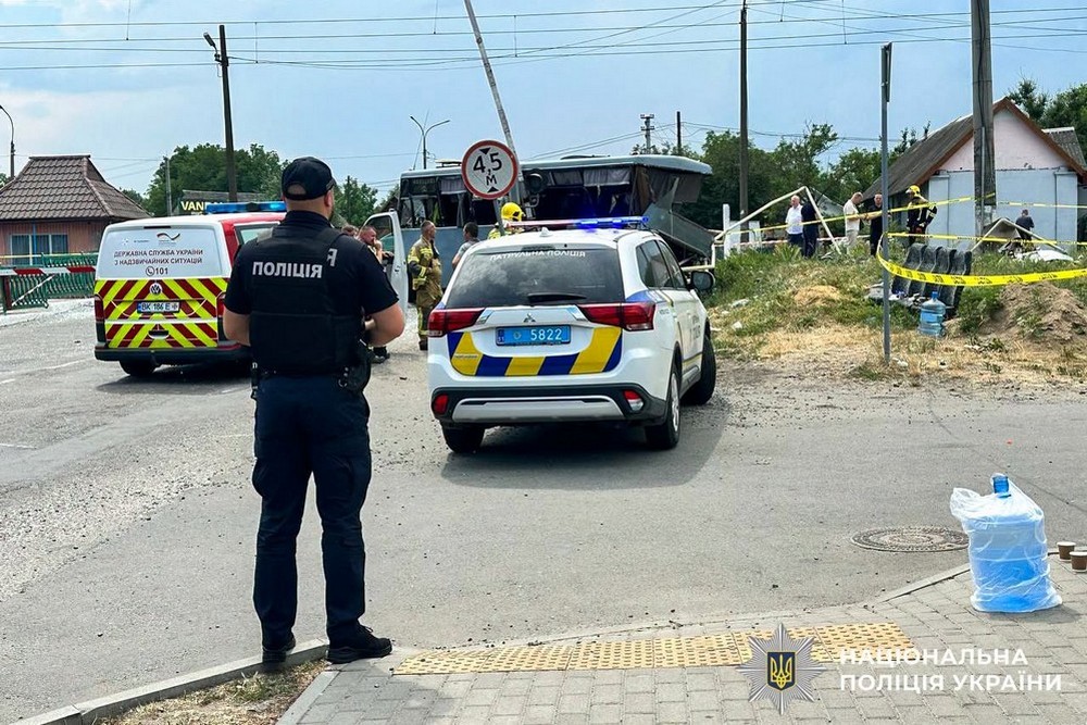 За попередніми даними, 4 людей загинули унаслідок зіткнення потяга з маршруткою. Крім того, є травмовані, їм надають необхідну медичну допомогу. Дорожньо-транспортна пригода за участю потяга та маршрутного автобуса сталася сьогодні, 2 липня, близько 13:55 у селищі Квасилів. На місці події працюють поліцейські та всі екстрені служби. Обставини трагедії встановлюються. За попередніми даними, 4 людей загинули унаслідок зіткнення потяга з маршруткою. Крім того, є травмовані, їм надають необхідну медичну допомогу. Дорожньо-транспортна пригода за участю потяга та маршрутного автобуса сталася сьогодні, 2 липня, близько 13:55 у селищі Квасилів. На місці події працюють поліцейські та всі екстрені служби. Обставини трагедії встановлюються.