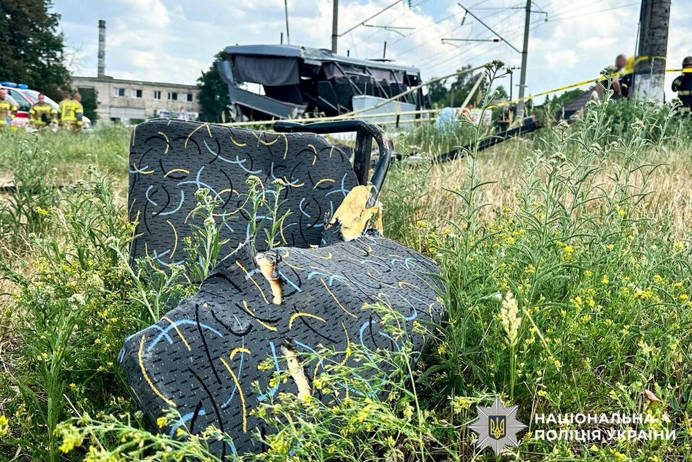 За попередніми даними, 4 людей загинули унаслідок зіткнення потяга з маршруткою. Крім того, є травмовані, їм надають необхідну медичну допомогу. Дорожньо-транспортна пригода за участю потяга та маршрутного автобуса сталася сьогодні, 2 липня, близько 13:55 у селищі Квасилів. На місці події працюють поліцейські та всі екстрені служби. Обставини трагедії встановлюються. За попередніми даними, 4 людей загинули унаслідок зіткнення потяга з маршруткою. Крім того, є травмовані, їм надають необхідну медичну допомогу. Дорожньо-транспортна пригода за участю потяга та маршрутного автобуса сталася сьогодні, 2 липня, близько 13:55 у селищі Квасилів. На місці події працюють поліцейські та всі екстрені служби. Обставини трагедії встановлюються.
