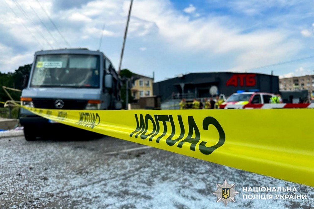 За попередніми даними, 4 людей загинули унаслідок зіткнення потяга з маршруткою. Крім того, є травмовані, їм надають необхідну медичну допомогу. Дорожньо-транспортна пригода за участю потяга та маршрутного автобуса сталася сьогодні, 2 липня, близько 13:55 у селищі Квасилів. На місці події працюють поліцейські та всі екстрені служби. Обставини трагедії встановлюються. За попередніми даними, 4 людей загинули унаслідок зіткнення потяга з маршруткою. Крім того, є травмовані, їм надають необхідну медичну допомогу. Дорожньо-транспортна пригода за участю потяга та маршрутного автобуса сталася сьогодні, 2 липня, близько 13:55 у селищі Квасилів. На місці події працюють поліцейські та всі екстрені служби. Обставини трагедії встановлюються.