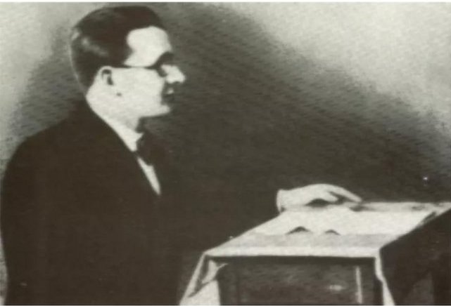 Одна з небагатьох фотографій Богдана-Ігоря Антонича Одна з небагатьох фотографій Богдана-Ігоря Антонича