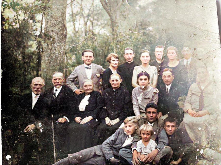 Весілля у селі Бортятин біля Судової Вишні. Богдан-Ігор Антонич, 19-літній студент першого курсу Львівського Університету, перший у задньому ряді на фото. Сімейне фото Романа Ващука Весілля у селі Бортятин біля Судової Вишні. Богдан-Ігор Антонич, 19-літній студент першого курсу Львівського Університету, перший у задньому ряді на фото. Сімейне фото Романа Ващука