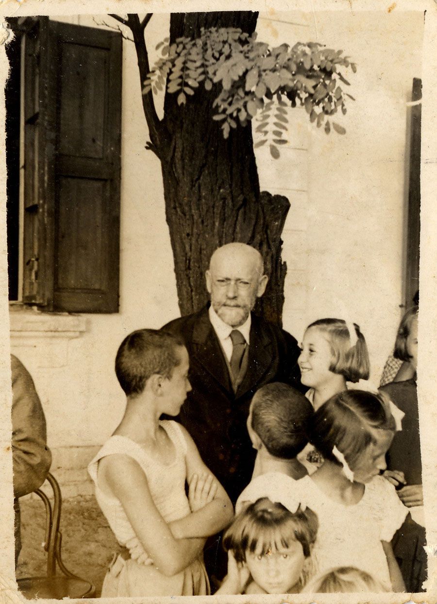 Януш Корчак зі своїми учнями, дім сиріт Ружичка (Różyczka), Вавер, 1938
