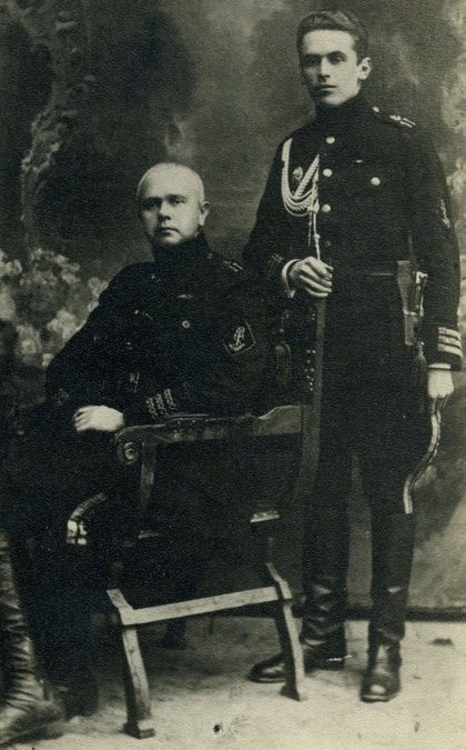 Михайло Білинський (зліва) і його ад’ютант Святослав Шрамченко в одностроях 1-го Гуцульського полку морської піхоти УНР. Фото з фондів Українського національного музею в Чикаго